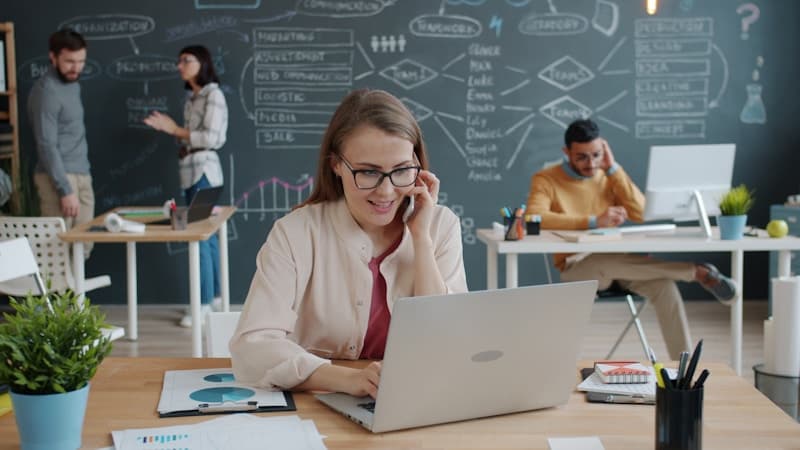 Arbeitsplatz im modernen Coworking-Büro. Foto von Vitaly Gariev auf Unsplash.